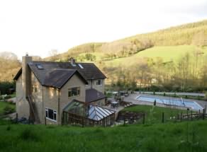 Nestling at the foot of The Black Mountains, this unique family run B&B offers a warm welcome, friendly atmosphere and excellent cordon bleu home cuisine. 