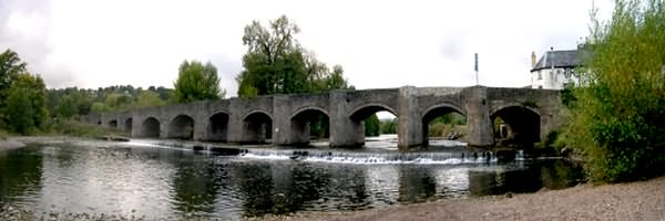 Crickhowell is mostly renowned for its 17th century bridge that spans the River Usk. 